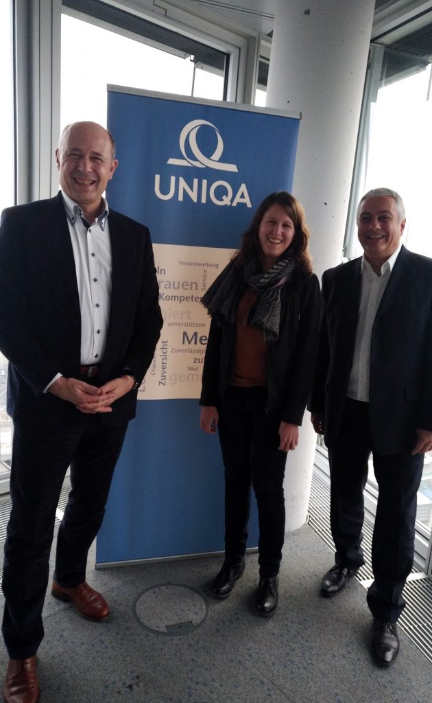 Robert Linke, Magdalena Legerer und Mario Filoxenidis vor einem UNIQA Banner